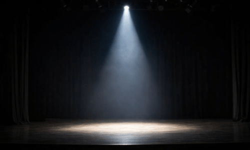 Leere Bühne mit einem einzelnen Spotlight im Dunkeln – Symbol für ungenutztes Potenzial und fehlende Passung im Beruf.