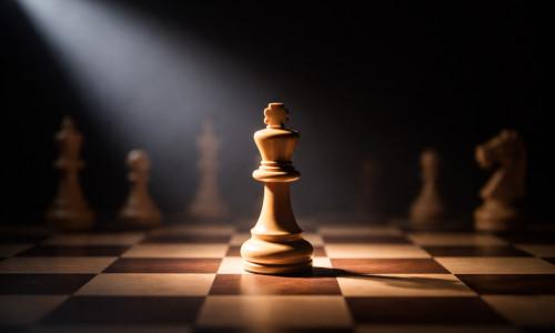 strategische positionierung in form einer schachfigur im Scheinwerferlicht als symbol für sichtbarkeit in unternehmen